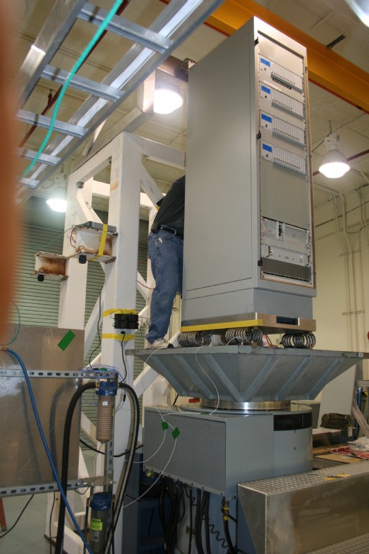An entire electronics rack weighing hundreds of pounds is vibrated on top of a T2000 with large head expander